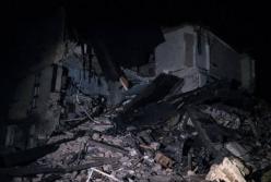 РФ ударила по багатоповерхівці на Дніпропетровщині, під завалами шукають людей (фото)