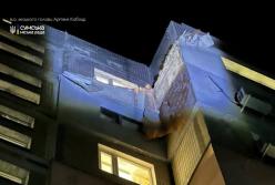 У Сумах в багатоповерхівку влетів російський дрон: покшоджено сотню вікон і автомобілі (фото, відео)
