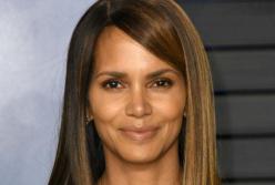 В мокрой майке на голое тело: 53-летняя Хэлли Берри показала чувственный снимок (фото)