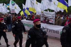 Возле Кабмина аграрии устроили митинг