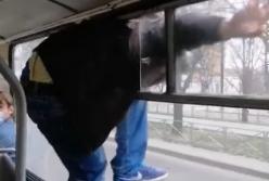 В Черкассах мужчина ударил кондуктора и сбежал через окно троллейбуса (видео)