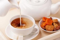 Медики рассказали о вреде чая с молоком