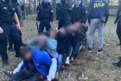 Угрожали топором и стреляли: на Харьковщине задержали мужчин, окруживших авто полиции (фото)