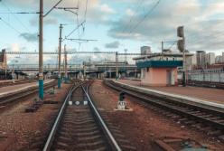 В Киеве на вокзале мужчине поездом отрезало ноги