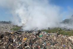 Под Киевом тушат крупный пожар на свалке (фото)