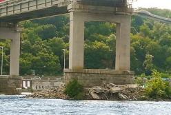 В Киеве рухнула часть пешеходного моста на Труханов остров (видео)