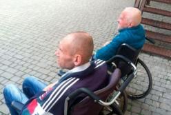 В Одессе трех пациентов-инвалидов психбольницы вывезли на кладбище и оставили там