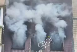 Росіяни влучили у Кривому Розі в багатоповерхівку, виникла величезна пожежа, все в диму (відео)
