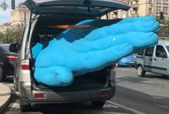 В центре Киева демонтировали гигантскую синюю руку (фото)