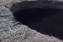 Під Ростовом частина поля провалилась в шахту, утворився глибокий "кратер" (відео)