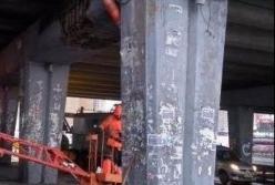 В Киеве возле парковки "устал" еще один мост (фото)