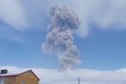 В России город засыпало пеплом из-за извержения вулкана (фото, видео)