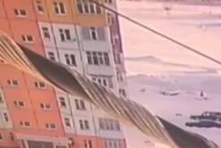 Встала и ушла: девушка осталась жива после падения из окна девятого этажа (видео)