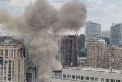 У Києві приліт поблизу "Олімпійської": дрон впав на дорогу, є постраждалі перехожі та водії (відео)