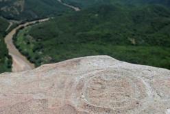 Ученые нашли загадочные стелы с узорами рогатых людей (фото)