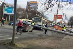 Во Львове два бетонных столба рухнули на троллейбус и автомобиль (фото)