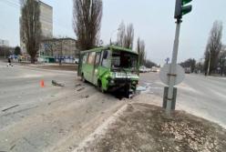 В Харькове маршрутка столкнулась с грузовиком, есть пострадавшие