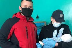 На Херсонщине в лесу нашли женщину-маугли с ребенком