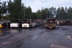 Под Киевом ночью сгорел автобусный автопарк (фото)