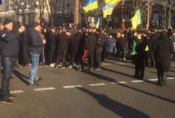В Киеве аграрии и представители Нацкорпуса перекрыли Крещатик (фото)