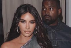 Ким Кардашьян блеснула фигурой в серебристом наряде (фото)