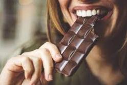 Диетолог рассказала о правильном способе есть шоколад