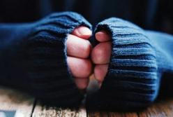 Медики рассказали, о чем сигнализируют холодные руки и стопы
