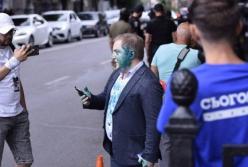 Возле Рады облили зеленкой нардепа за заявления о суверенитете (фото, видео)