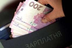 Чиновникам хотят повысить зарплаты: кому и сколько