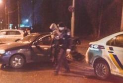 В Харькове авто влетело в полицейских и медиков (видео)