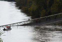 Во Франции рухнул мост с грузовиком (фото) 