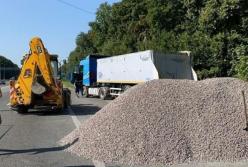 На Львовщине водитель высыпал щебень на трассу, чтобы избежать весового контроля (фото)