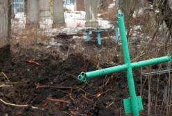 Не дают спокойствия мертвым: боевики устроили "ад" на кладбище под Луганском
