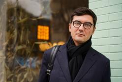 Оренда за безцінь: нардеп Мотовиловець оселився в квартирі, оформленій на майстриню вій
