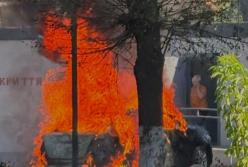 Росія ударила по вагону біля вокзалу в Лозовій, є загиблі й поранені: з’явилось відео