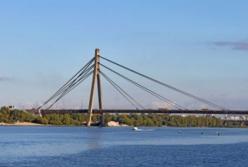 Спасатели сняли шестерых детей с моста в Киеве