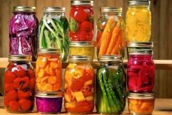 Медики рассказали, чем опасны консервированные овощи