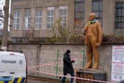 В Киеве появился "коммерческий" памятник Ленину