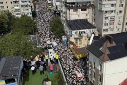 В Умані усі вулиці заповнені хасидами, вони помолились за мир в Україні (відео)