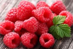 Врачи предупредили, кому опасно есть малину