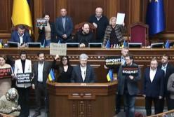 "Уряд – геть!": опозиція знову заблокувала трибуну в Раді (відео)