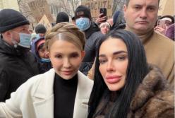 Відьма Марія Тиха приїхала до суду захищати Тимошенко, суд пом’якшив обмеження для неї (фото)