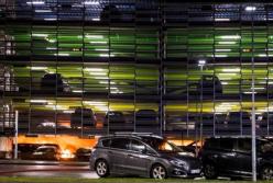 В Норвегии пожар на парковке уничтожил сотни автомобилей (фото, видео)