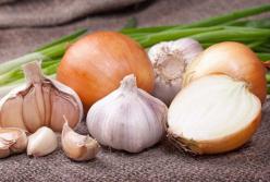 Медики рассказали, почему женщинам нужно ежедневно есть лук и чеснок