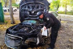 В Одессе подожгли автомобиль с женщиной в салоне (видео)