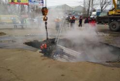 В России машина с людьми провалилась в яму с кипятком (фото, видео)