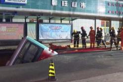 В Китае автобус с людьми ушел под землю, много погибших (видео)