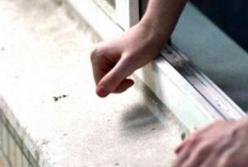 В Киеве из окна многоэтажки выпал 18-летний парень