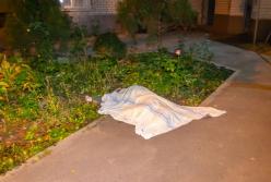 В Днепре молодая женщина выбросилась с балкона 14 этажа (фото, видео)