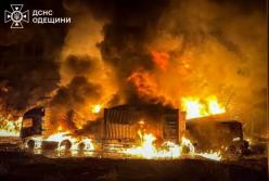 Масована атака на Чорноморськ: масштабна пожежа на території порту, люди досі без світла (фото)